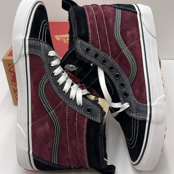 Vans Women’s Sk8-Hi Mte
(Mte) Port Royale/Black
VN0A4BV7XKZ
Boots Sneakers - Picture 11 of 16